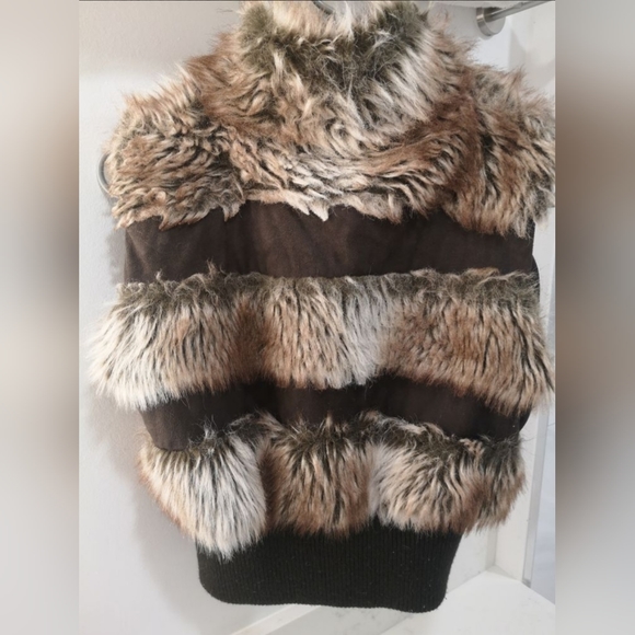 Cropped sleeveless vest - Picture 2 of 3